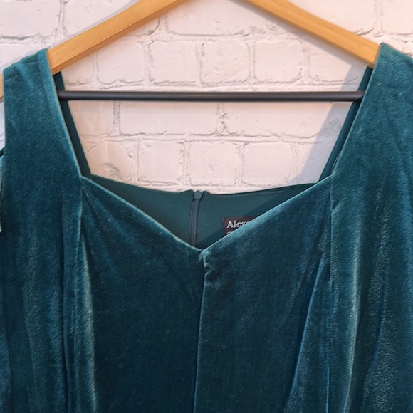 Nwt Alexa B Nites green velvet dress - Picture 4 of 11